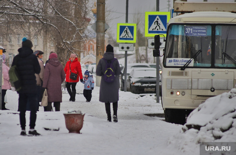 Отсутствие павильонов на автобусных остановках.  Курган 