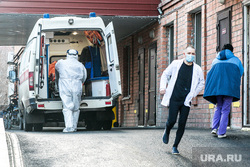 Приемный покой областной инфекционной клинической больницы. Тюмень, защитный костюм, человек в маске, люди в масках, врач, медики, скорая помощь