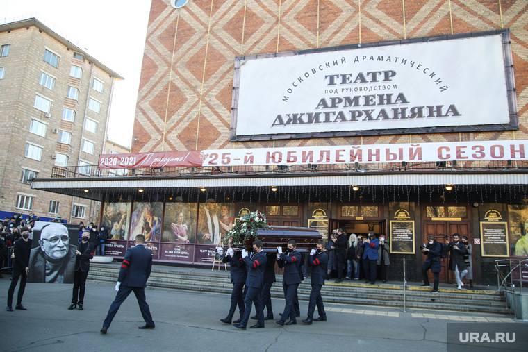 Прощание с народным артистом СССР Арменом Джигарханяном в Московском драматическом театре. Москва