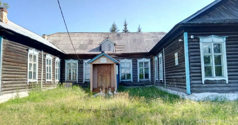 За деревянное здание с печным отоплением в Юргамыше, где ранее располагалась школа, просят 577 тысяч рублей