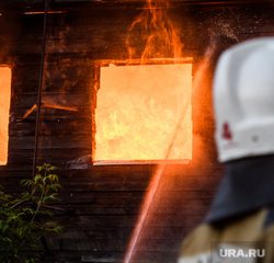 Пожар в деревянном доме по улице 8 марта. Екатеринбург, деревянный дом, пожар, тушение пожара