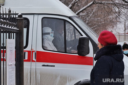 Машины скорой помощи в красной зоне городской больницы №2. Курган , защитный костюм, медицина, защитная одежда, врач, фельдшер, медицина, пандемия коронавируса, скорая помошь