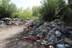 Несанкционированная свалка мусора. Курган, мусор, отходы, мусор в кустах, куча мусора, свалка, помойка, несанкционированная свалка, бытовые отходы