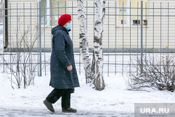 Спальные районы и жители города. Тюмень., снег, пенсионерка, пешеходы, зима, прохожие, люди в масках, бабушка, снег в городе, пенсионеры, пенсионерка в маске
