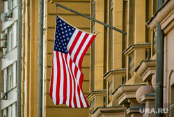 Флаг ЛГБТ на посольстве Соединенных Штатов Америки. Москва, американский флаг, флаг сша, американское посольство, посольство сша