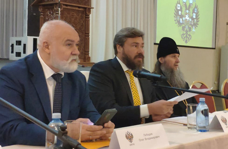Миторполит Даниил (справа) на заседании «Двуглавого Орла» сидел возле Константина Малофеева (в центре фото)