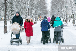 Спальные районы и жители города. Тюмень., снег, аллея, пешеходы, зима, строительство, прохожие, снег в городе, детская коляска, стройка, родители с коляской, бульвар чукмалдина