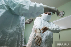 Операция на позвоночнике в Сургутской клинической травматологической больнице. Сургут, руки в перчатках, хирург