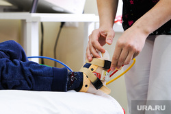 Фокин Ваня в реабилитационном отделении ЧОДКБ. Челябинск, ребенок, процедурный кабинет, больница, реабилитация, механотерапия, нога ребенка