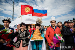 День России. Сургут, традиции, национальная одежда, флаг россии, угощение, киргизы, флаг киргизии