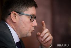 Интервью с вице-губернатором ХМАО Николаем Милькис. Сургут, указательный палец вверх, милькис николай