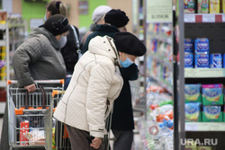 Соблюдение масочного режима в местах скопления людей. Курган, продукты, покупатели, магазин, пенсионеры, тележка продуктовая