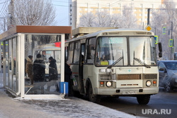Автобусная остановка на улице Куйбышева. Курган, улица куйбышева, автобусная остановка, автобус