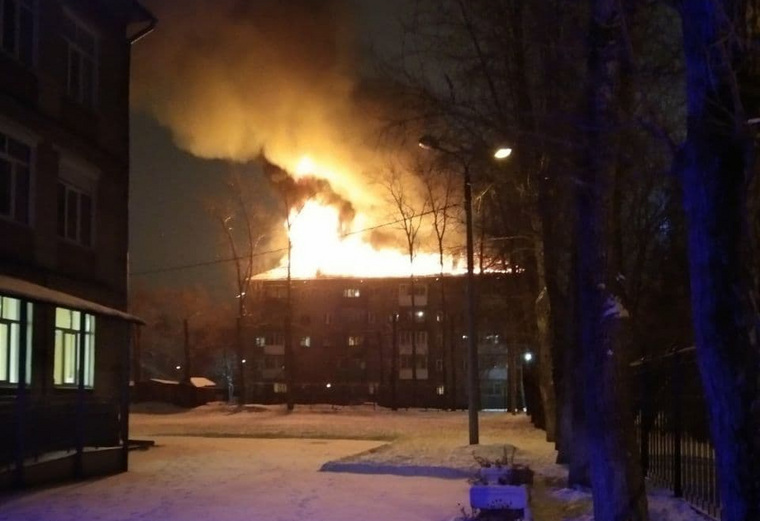 В Перми загорелась крыша жилого дома