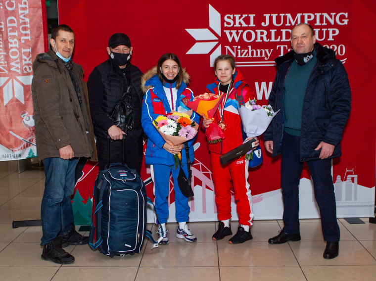 Рената Мингалимова (в красном) с тренерами и представителями областной федерации бокса