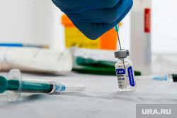 Вакцинация от коронавирусной инфекции в городской больнице №1. Челябинск, ампула, укол, шприц, процедурный кабинет, вакцинация, пузырек, доза, игла, коронавирус, covid, прививка от ковид