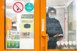 Меры безопасности, от короновируса, в магазинах Пятерочка и Монетка. Тюмень, человек в маске, вход, люди в масках, двери