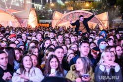 Группа The Hatters на Ural Music Night. Екатеринбург, концерт, массовое мероприятие, ночь музыки, зрители, толпа людей