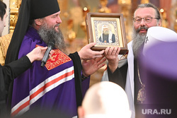 Новый митрополит Екатеринбургский собрал в храме толпу без масок. Фото, видео
