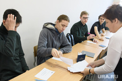 Студенты УрФУ в экзаменационный период. Екатеринбург, университет, вуз, экзамен, учеба, высшее образование, высшее учебное заведение, студенты