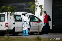 Доставка пациентов скорой помощью в ГКБ №40 «Коммунарка» во время пандемии SARS-CoV-2. Москва, защитный костюм, врач, фельдшер, медики, коронавирус, ковид, противочумной костюм, карантинный центр, скорая помошь