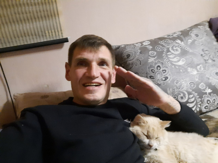 Бывший зек-наркоман Дмитрий Темерханов и его верный кот Белыч