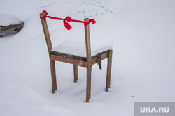 Деревня Шапша. Строительство храма. Ханты-Мансийский район, снег, красная лента, стул, мебель