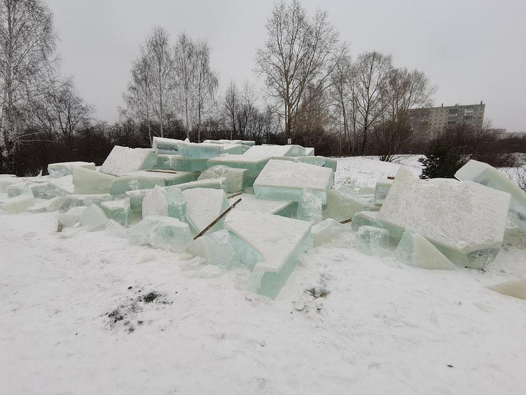 Заготовки для строительства праздничных городков превратили в груду битого льда