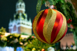 Новогодняя ярмарка на Красной Площади. Москва, кремль, елочный базар, новый год, новогодняя ярмарка, елочные игрушки, спасская башня