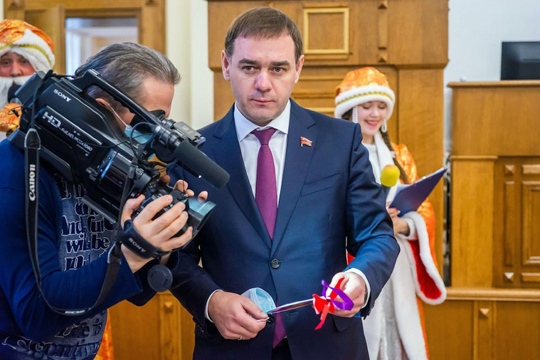 Александр Лазарев подарит ребенку планшет