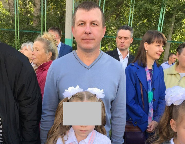 Три года назад Алексей отвел дочь в первый класс