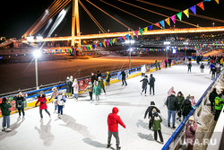 Катки. Тюмень, каток, пешеходный мост, мост влюбленных, набережная туры, катание на коньках, каток на набережной