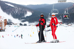 Клипарт depositphotos.com, снег, лыжники, горнолыжный курорт, горные лыжи, канатная дорога, катание на лыжах, зимние виды спорта, горы