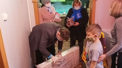 Курганский депутат Родион Вяткин подарил семье с двумя детьми шведскую стенку