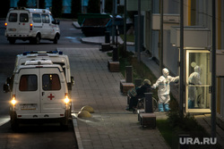 Доставка пациентов скорой помощью в ГКБ №40 «Коммунарка» во время пандемии SARS-CoV-2. Москва, защитный костюм, врач, фельдшер, медики, covid19, коронавирус, ковид, противочумной костюм, карантинный центр, скорая помошь