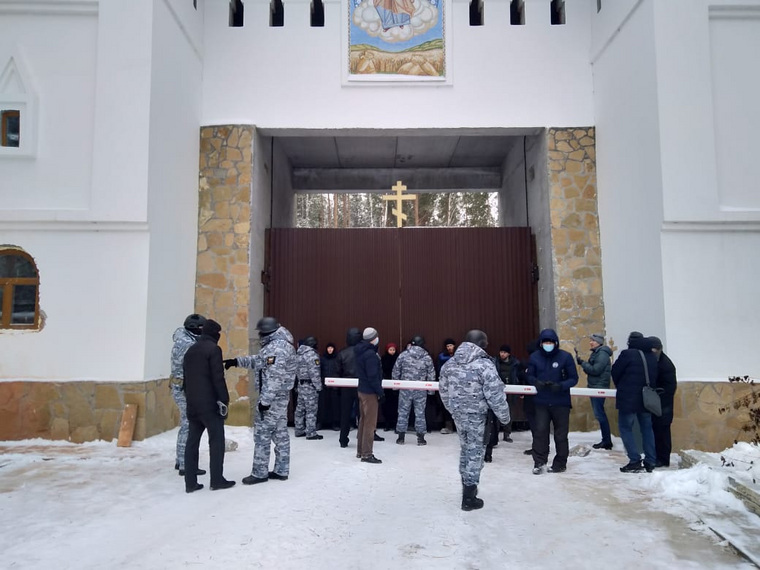 Спецназ ФССП, прибывший на днях в монастырь отца Сергия, уткнулся в запертые ворота