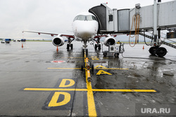 Подготовка рейса авиакомпании Red Wings Екатеринбург-Саратов. Екатеринбург, сухой суперджет, самолет, ssj100, sukhoi superjet100