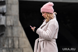 Виды Екатеринбурга, телефон, смартфон, девушка, социальные сети, мобильный телефон, смотрит в телефон, гаджет, телефон в руках