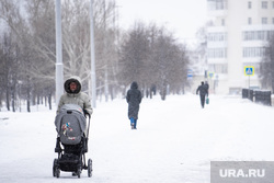 Виды Екатеринбурга, снег, прогулка, зима, женщина с коляской, детская коляска, холод, прогулка с коляской
