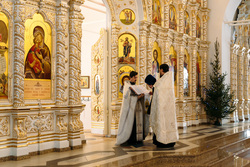 Виктор Маслаков подчеркнул, что храм в Академическом находится под покровом Богородицы, поэтому икону подарили именно этой церкви
