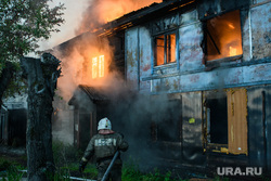 Пожар в деревянном доме по улице 8 марта. Екатеринбург, деревянный дом, пожар, пламя, огонь, тушение пожара