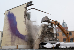В Екатеринбурге на улицу рухнула трехэтажная стена ПРОМЭКТа. Видео