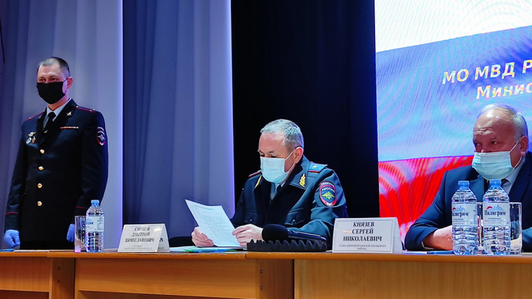 Дмитрия Абраменко (слева) представил подчиненным Дмитрий Свинов (в центре)