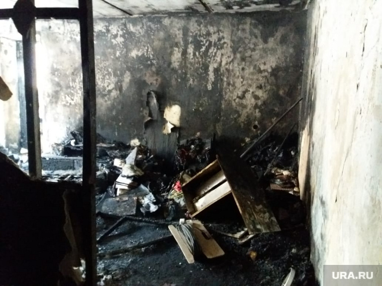 Выгоревшая квартира, с которой начался пожар в доме на Рассветной, 7 в Екатеринбурге