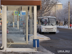 Автобусная остановка на улице Куйбышева. Курган, улица куйбышева, автобусная остановка, автобус