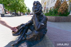 Скульптура нищего. Челябинск., попрошайка, скульптура, кредит, нищий, бедность, банкрот