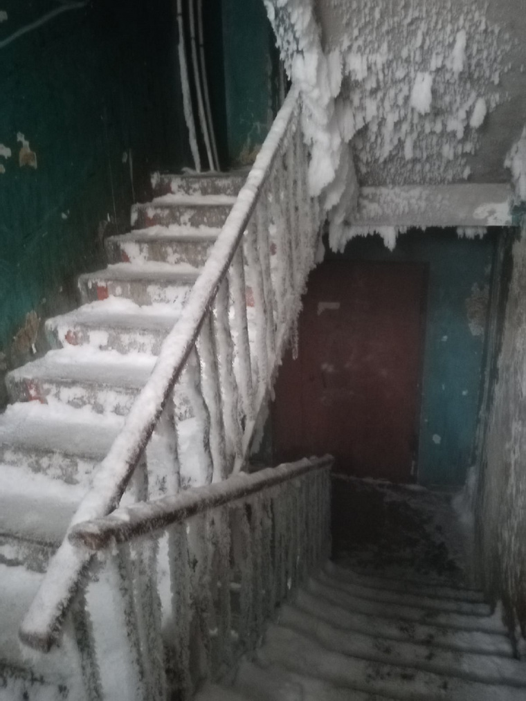 Так выглядит лестница на второй этаж в аварийном общежитии Чебаркуля