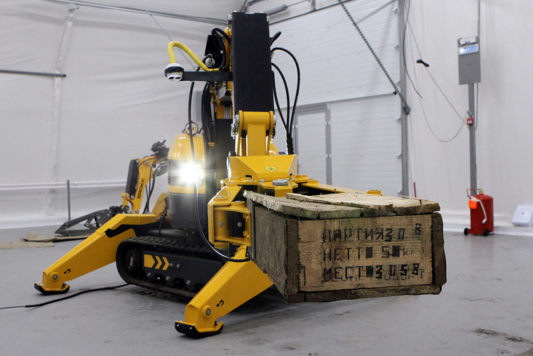 Извлекают радиоактивный песок из ящиков будет с помощью шведского робота-манипулятора Brokk
