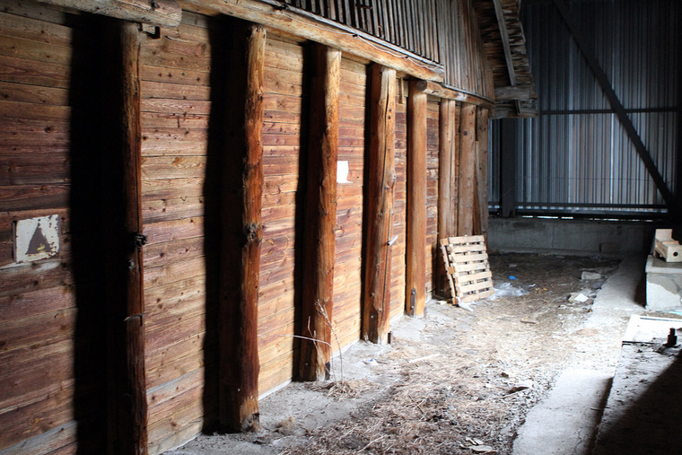 Металлические ангары поставили прямо вокруг деревянных складов