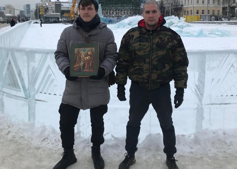Вместе с ней акцию организовал лидер «Уральского право-консервативного движения» Андрей Кузьминский